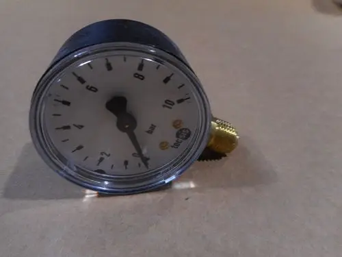 Manometer mit einem Ziffernblatt, angezeigt wird ein Druck von bis zu 10 bar. Die Marke Remeha ist am Gehäuse sichtbar. Anschluss für die Montage unten.